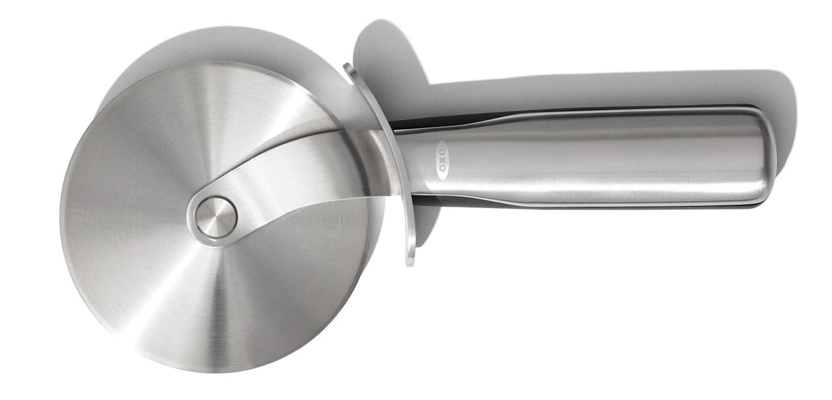 Good Grips Steel Pizzarad, 23cm D10.5cm in Silber präsentiert im Onlineshop von KAQTU Design AG. Pizza ist von OXO