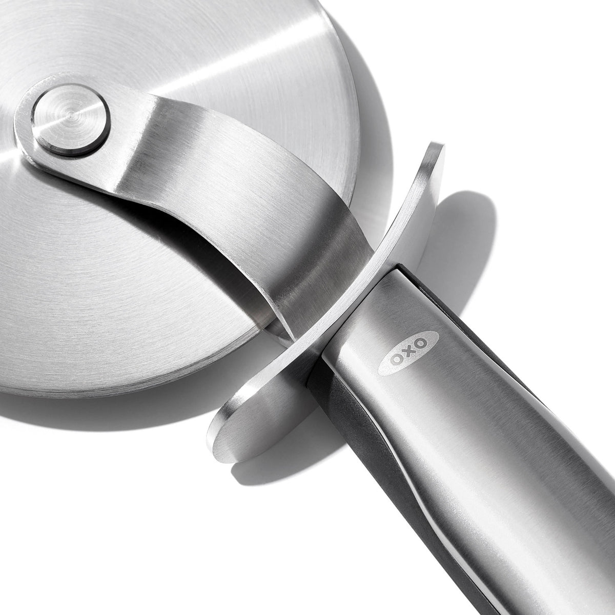 Good Grips Steel Pizzarad, 23cm D10.5cm in Silber präsentiert im Onlineshop von KAQTU Design AG. Pizza ist von OXO