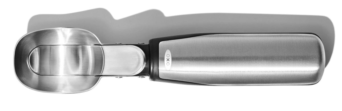 Good Grips Steel Glace Löffel, 19.6x4.4cm in Silber präsentiert im Onlineshop von KAQTU Design AG. Küchenhelfer ist von OXO