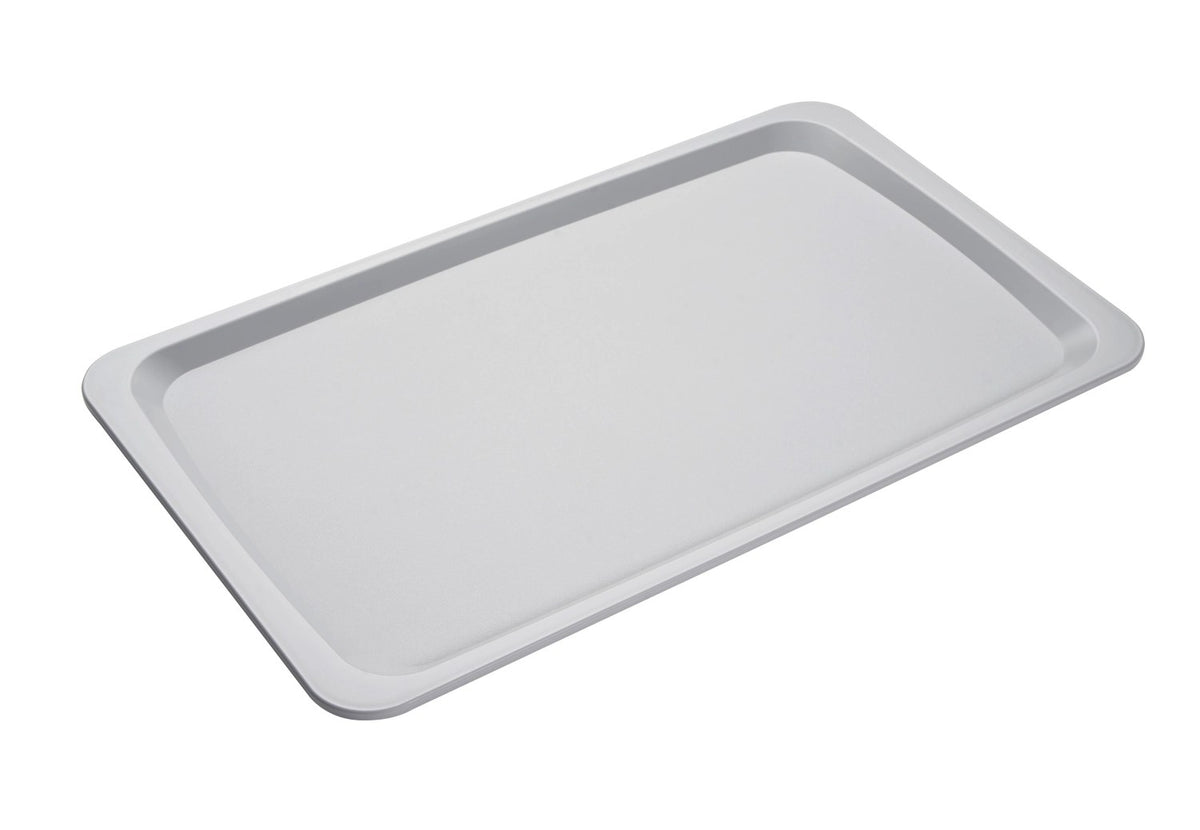 Rechteckiges Gastronorm Tablett aus hellgrauem Polypropylen mit glatter Oberfläche und niedrigem Rand, Masse 53x32.5x1.6cm.