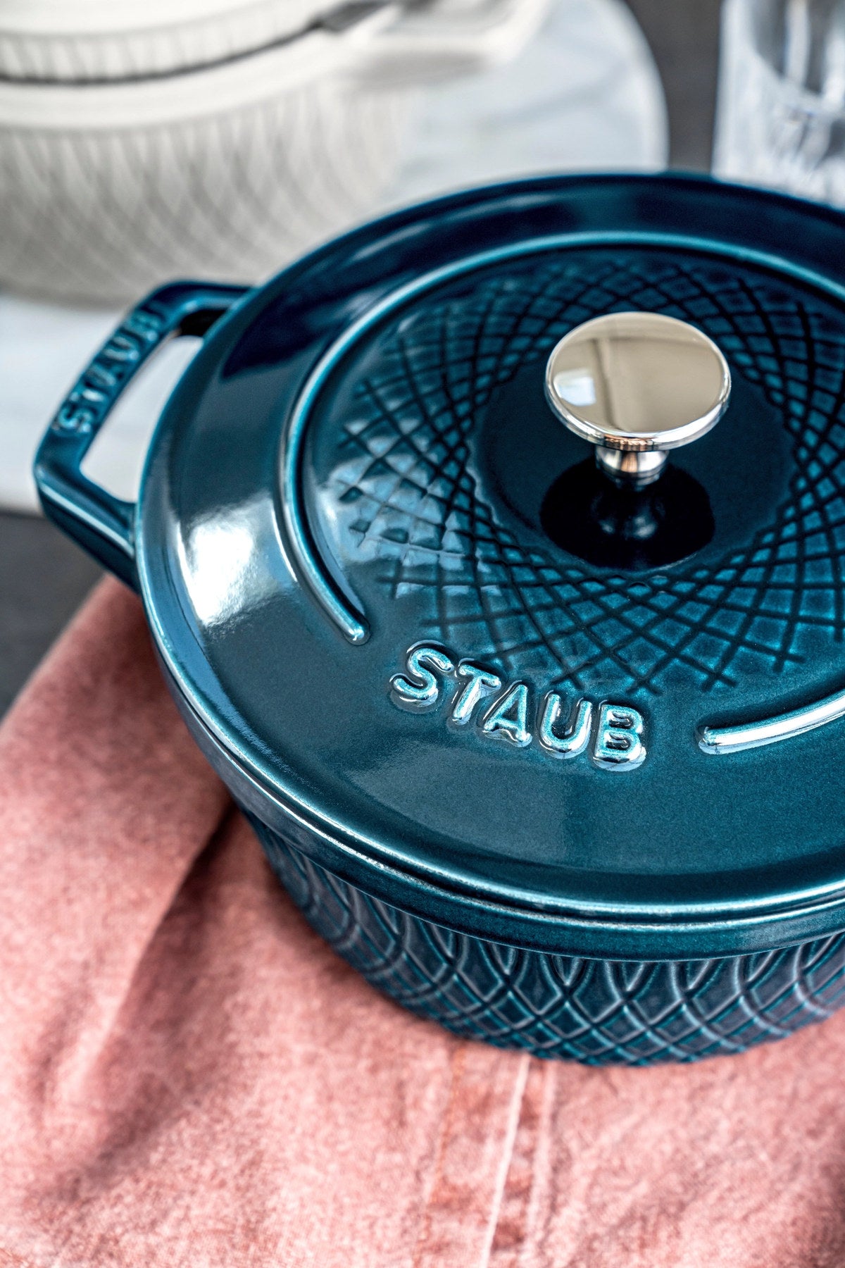 Twisted Cocotte rund 2.29l in Blau präsentiert im Onlineshop von KAQTU Design AG.  ist von Staub