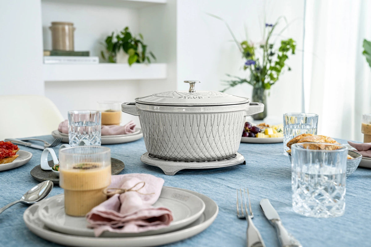 Twisted Cocotte rund 3.8l in Weiss präsentiert im Onlineshop von KAQTU Design AG.  ist von Staub