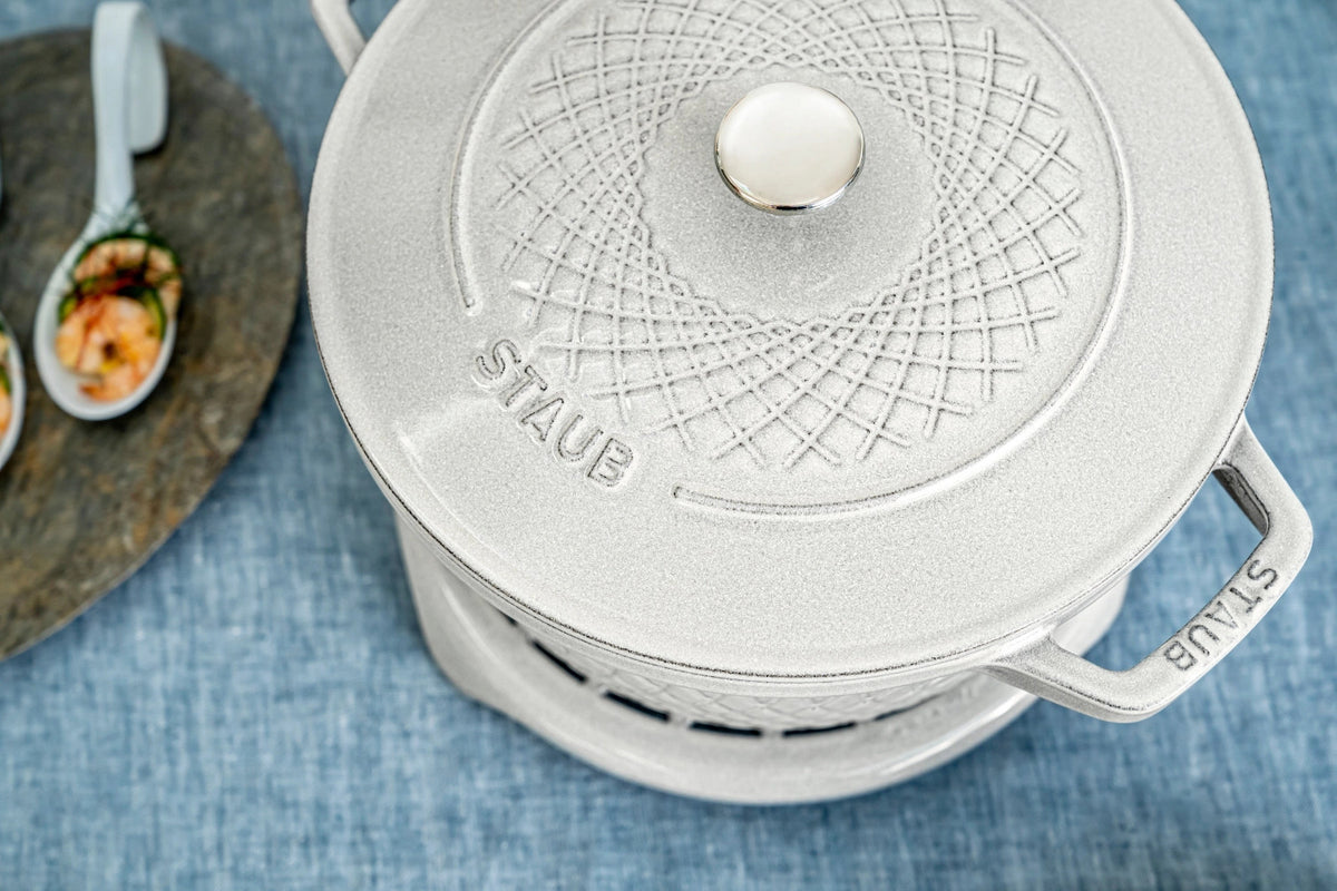 Twisted Cocotte rund 3.8l in Weiss präsentiert im Onlineshop von KAQTU Design AG.  ist von Staub