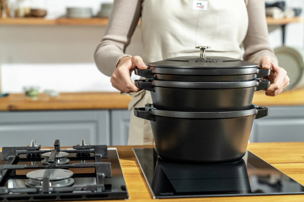 Cocotte 4tlg. 24 cm, rund, Schwarz, stackable in Schwarz präsentiert im Onlineshop von KAQTU Design AG.  ist von Staub