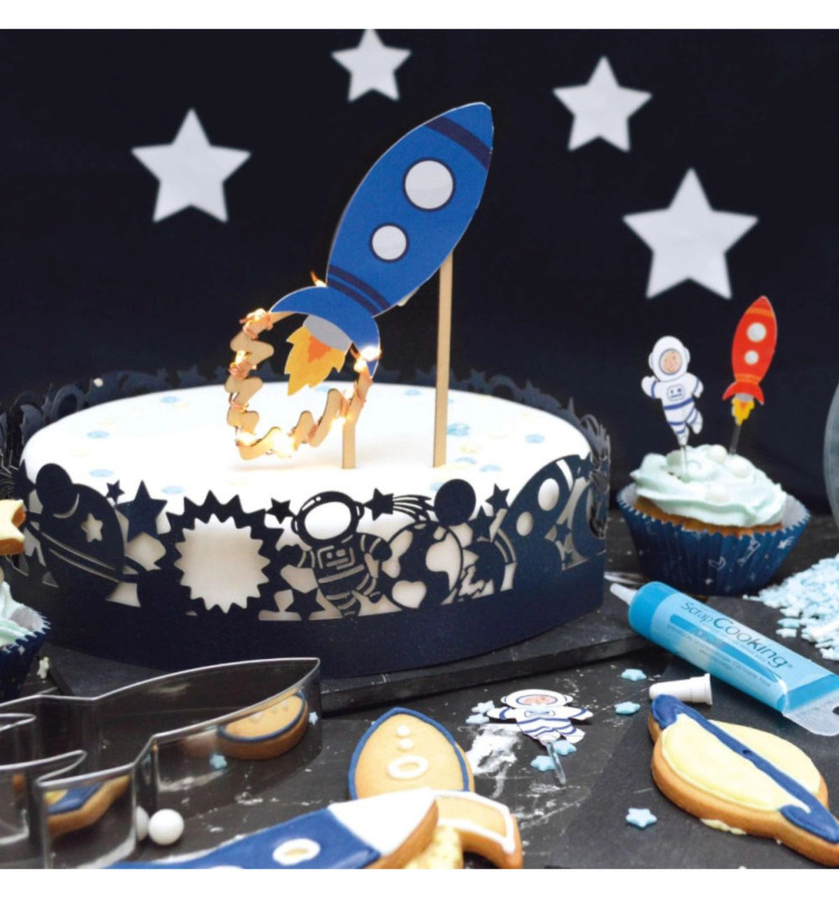 Cake Topper mit LED-Beleuchtung Weltall in Blau präsentiert im Onlineshop von KAQTU Design AG. Backutensilien ist von Scrap Cooking