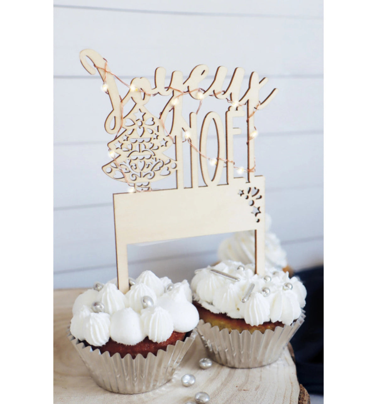 Cake Topper mit LED-Beleuchtung Merry Christmas in Braun präsentiert im Onlineshop von KAQTU Design AG. Backutensilien ist von Scrap Cooking