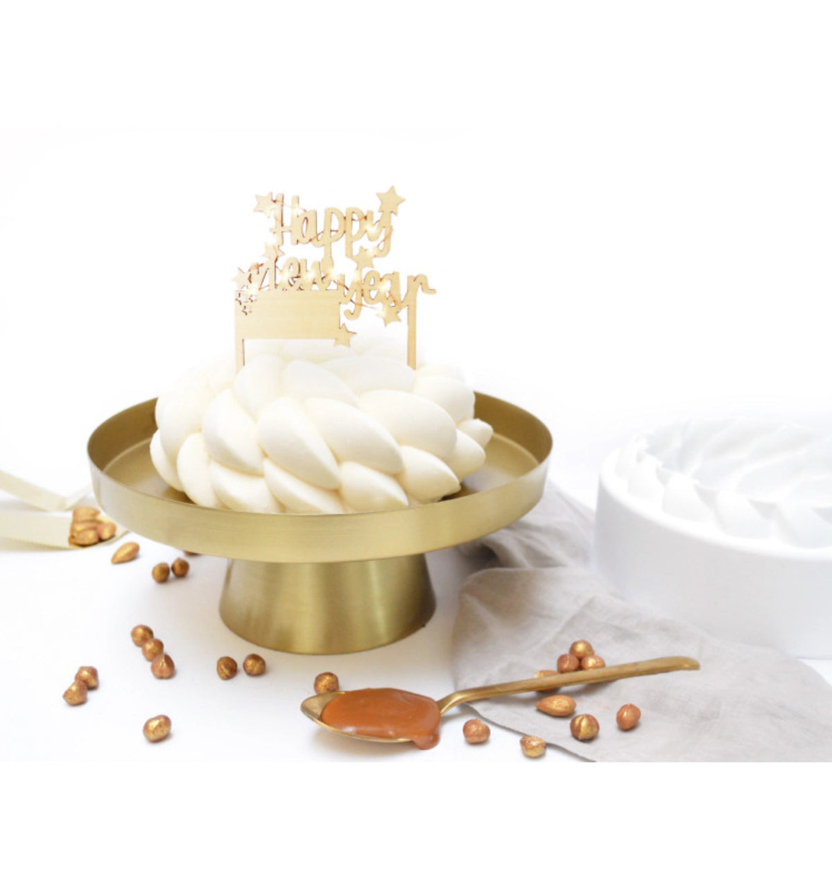 Cake Topper mit LED-Beleuchtung Happy New Year in Braun präsentiert im Onlineshop von KAQTU Design AG. Backutensilien ist von Scrap Cooking