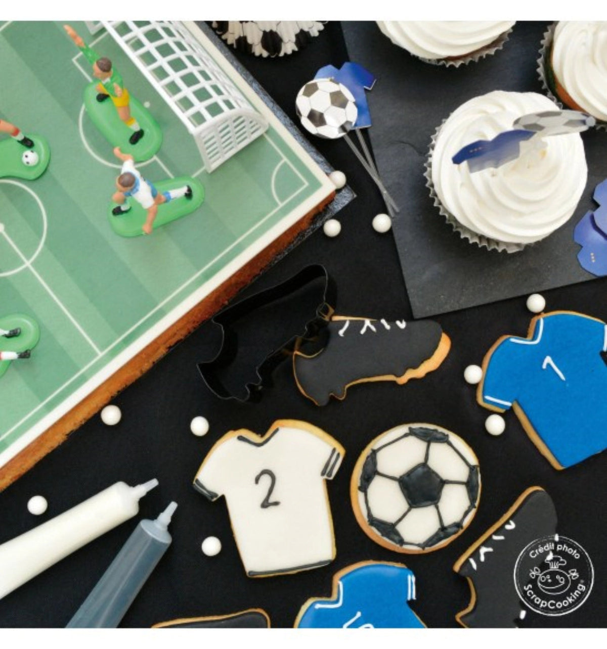 8tlg. Set Kerzen Fussball in Mehrfarbig präsentiert im Onlineshop von KAQTU Design AG. Kerzen ist von Scrap Cooking