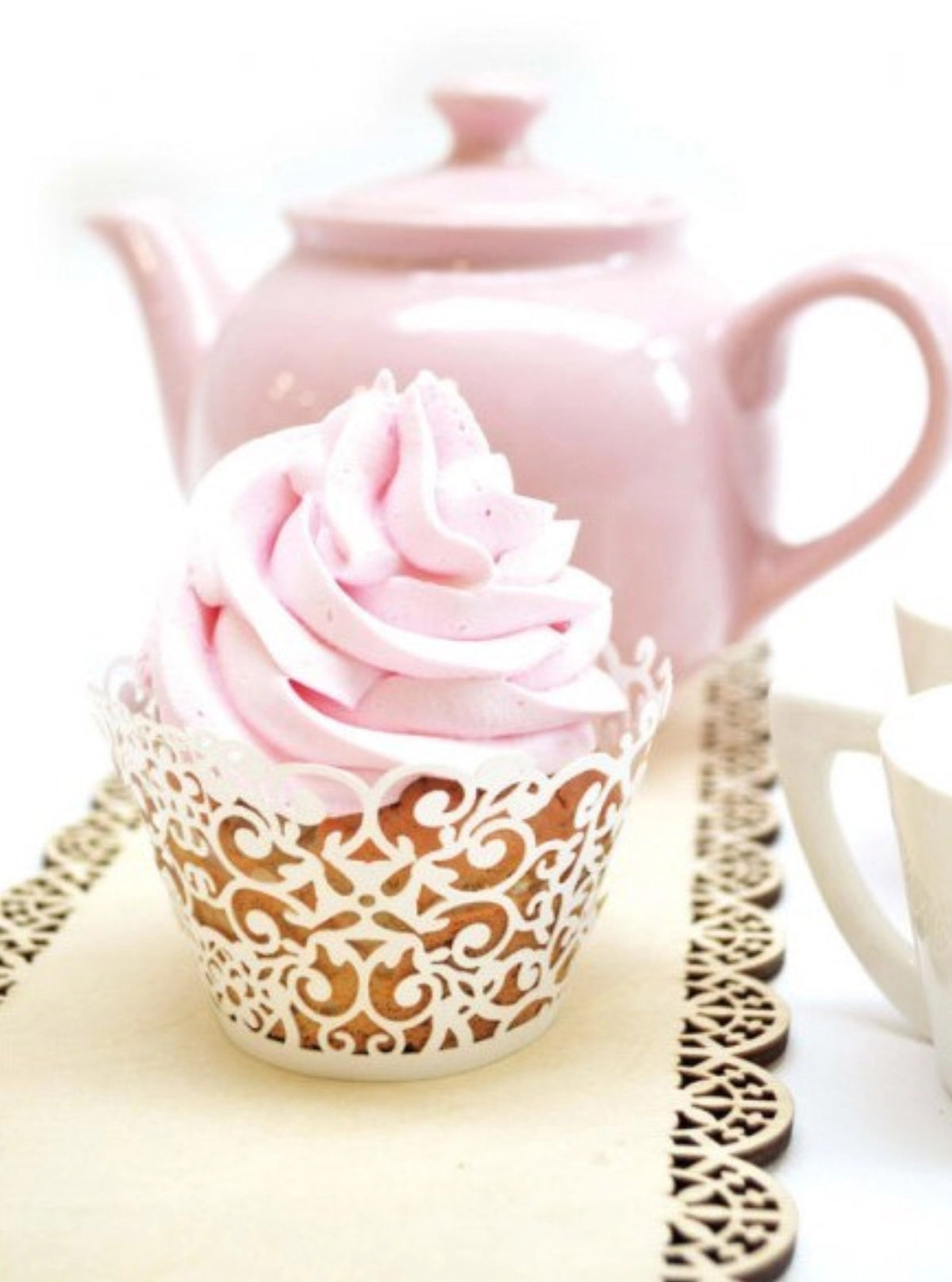 12 Stk. Cupcake-Wrappers Arabesk in Weiss präsentiert im Onlineshop von KAQTU Design AG. Muffinformen ist von Scrap Cooking