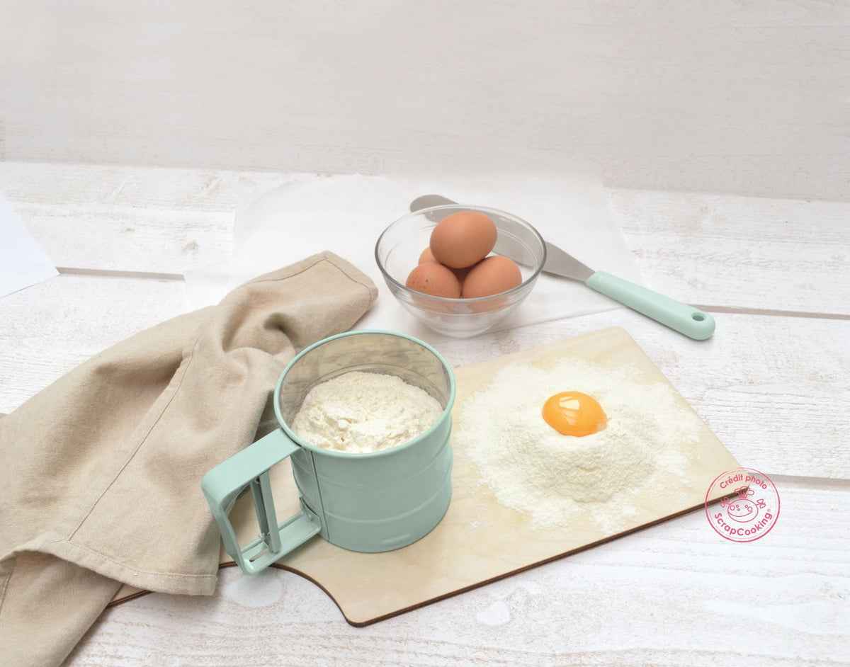 2 in 1 Streuer und Sieb D9.8 H9.4cm in Blau präsentiert im Onlineshop von KAQTU Design AG. Aufbewahrungsdose ist von Scrap Cooking