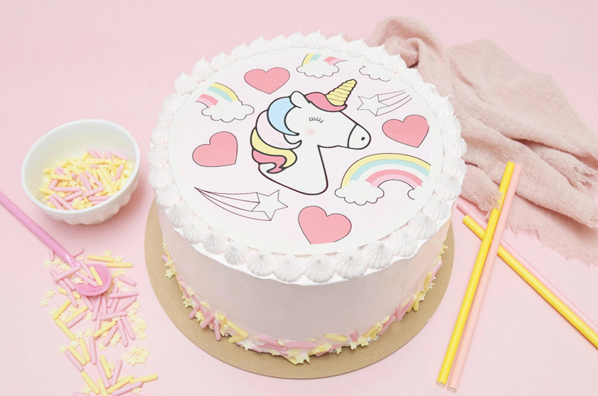Tortenaufleger aus Zuckerpaste Einhorn D18cm in Pink präsentiert im Onlineshop von KAQTU Design AG. Zutaten ist von Scrap Cooking