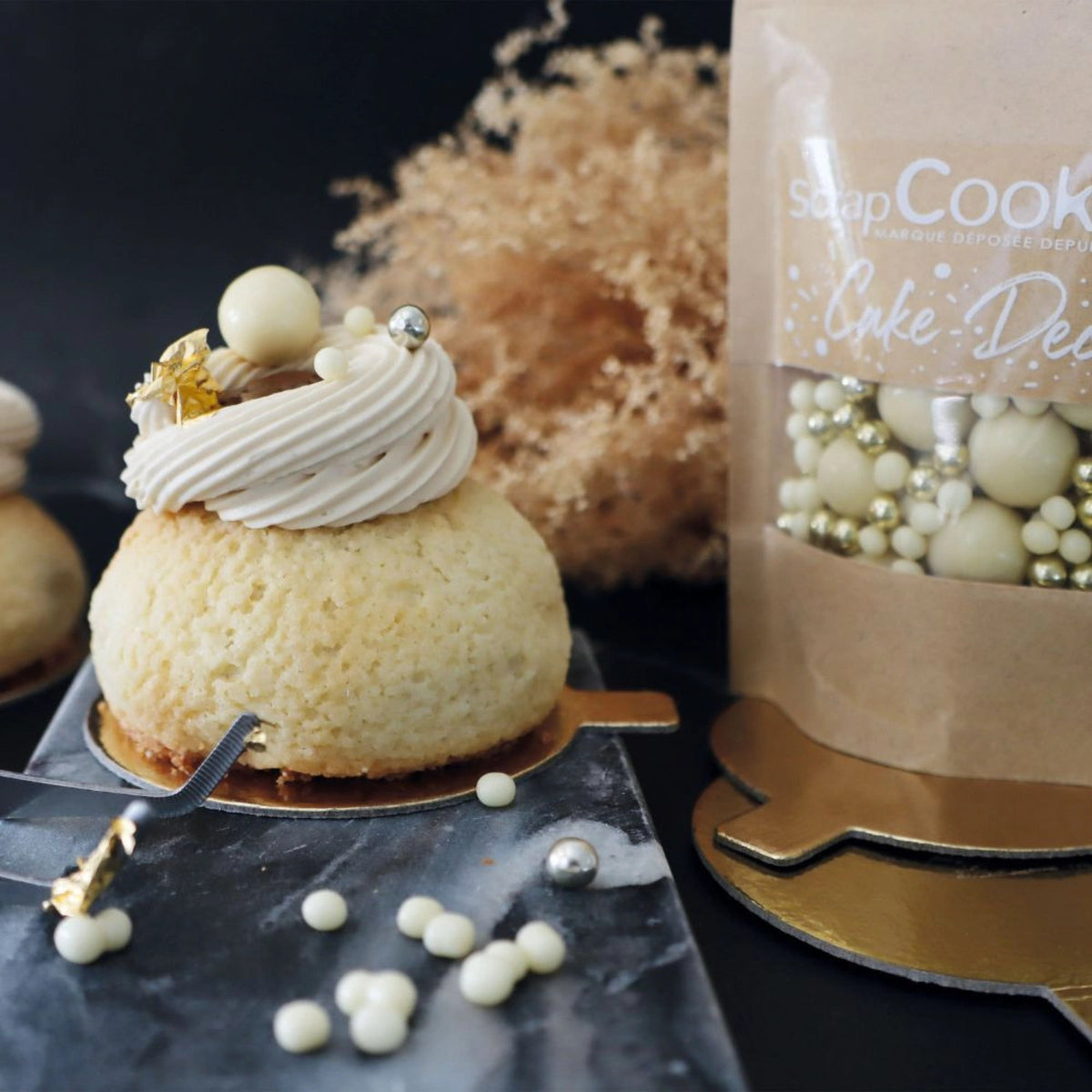 Deko Schoko Perlen weisse Schokolade und gold 50g in Weiss präsentiert im Onlineshop von KAQTU Design AG. Zutaten ist von Scrap Cooking