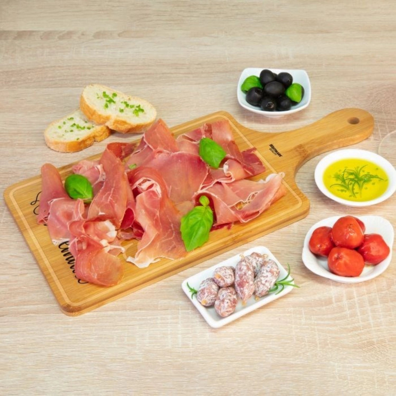 Elegantes Servierbrett aus Bambus von Westmark, ideal für Tapas und Snacks, perfekt für gesellige Abende und stilvolle Präsentation.