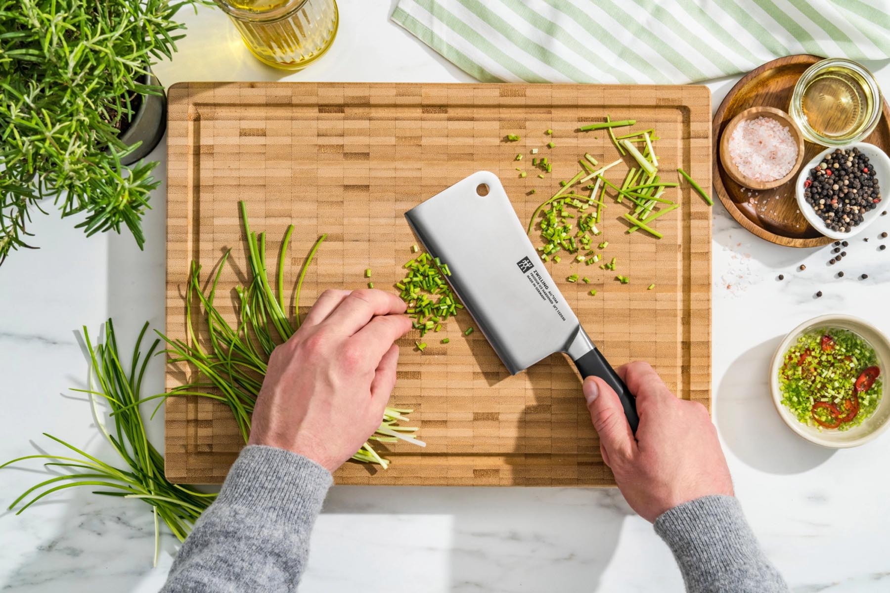 Elegantes Zwilling All Star Chin. Hackmesser 150 in Schwarz, perfekt für vielseitige Schneidarbeiten und stilvolles Kochen.