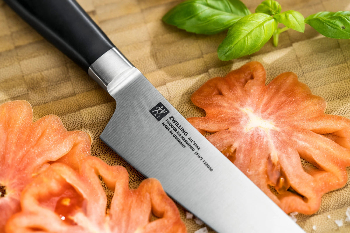 All Star Kochmesser 140 chrome-silber in Schwarz präsentiert im Onlineshop von KAQTU Design AG. Küchenmesser ist von Zwilling Kitchen