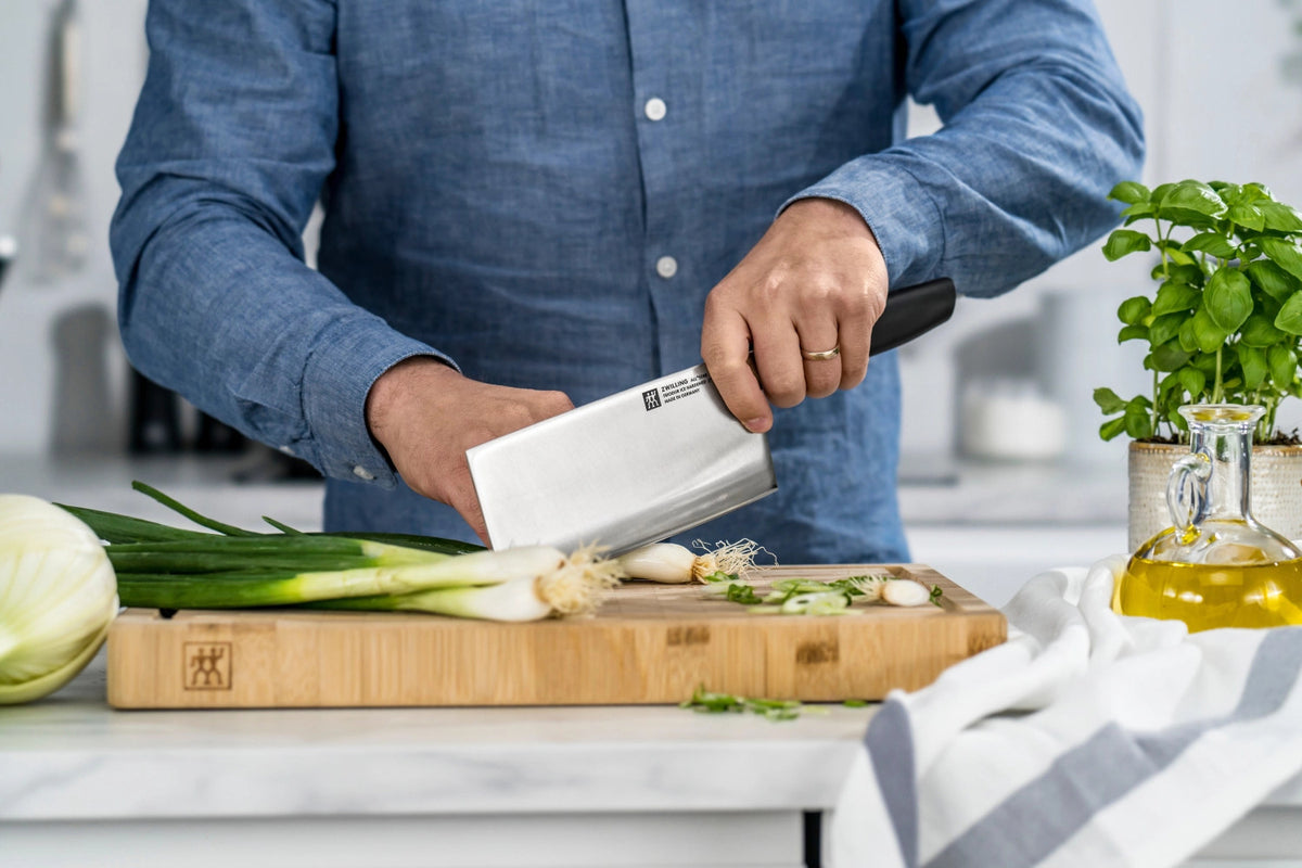 All Star Chin. Kochmesser 180 in Schwarz präsentiert im Onlineshop von KAQTU Design AG. Küchenmesser ist von Zwilling Kitchen