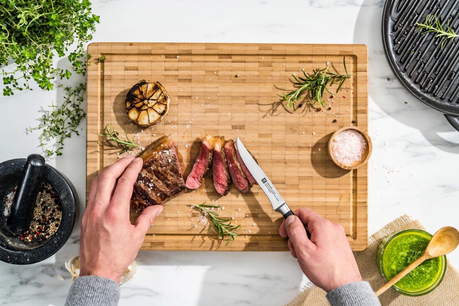 Elegantes gold-poliertes Steakmesser von Zwilling, ideal für stilvolles Servieren und Genießen von Steaks, präsentiert in ansprechendem Ambiente.