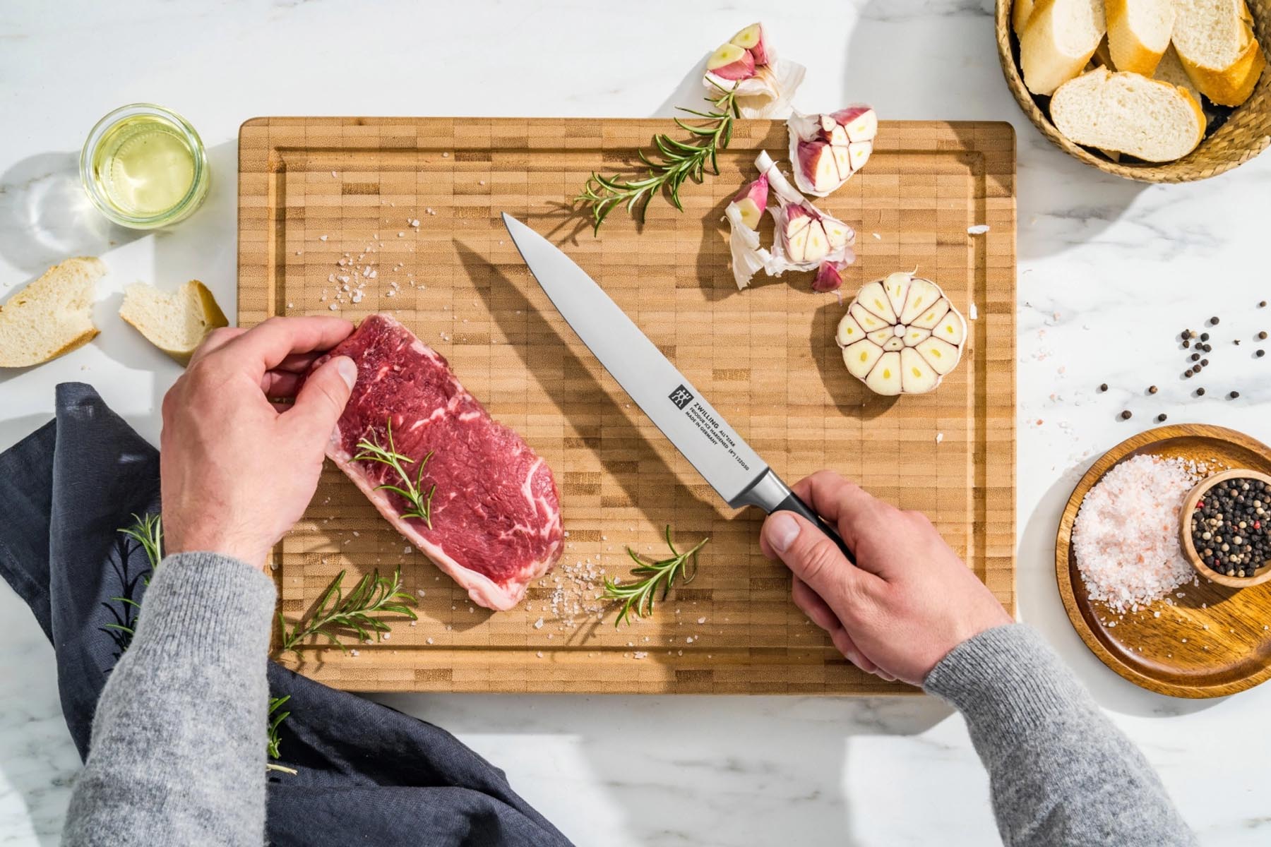 Elegantes All Star Tranchiermesser 200 von Zwilling, gold-poliert, ideal zum präzisen Schneiden von Fleisch, stilvolles Küchenwerkzeug.