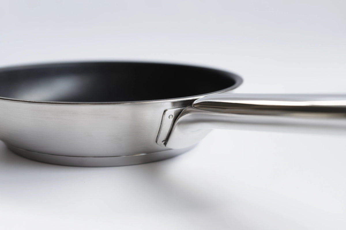 Resto 3 Duraslide Bratpfanne 20cm in Silber präsentiert im Onlineshop von KAQTU Design AG. Bratpfanne ist von Demeyere