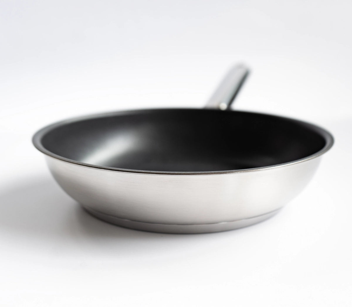 Resto 3 Duraslide Bratpfanne 26cm in Silber präsentiert im Onlineshop von KAQTU Design AG. Bratpfanne ist von Demeyere