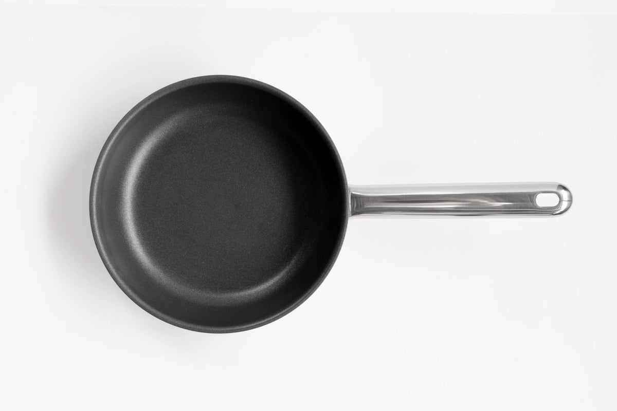 Resto 3 Duraslide Bratpfanne 28cm in Silber präsentiert im Onlineshop von KAQTU Design AG. Bratpfanne ist von Demeyere