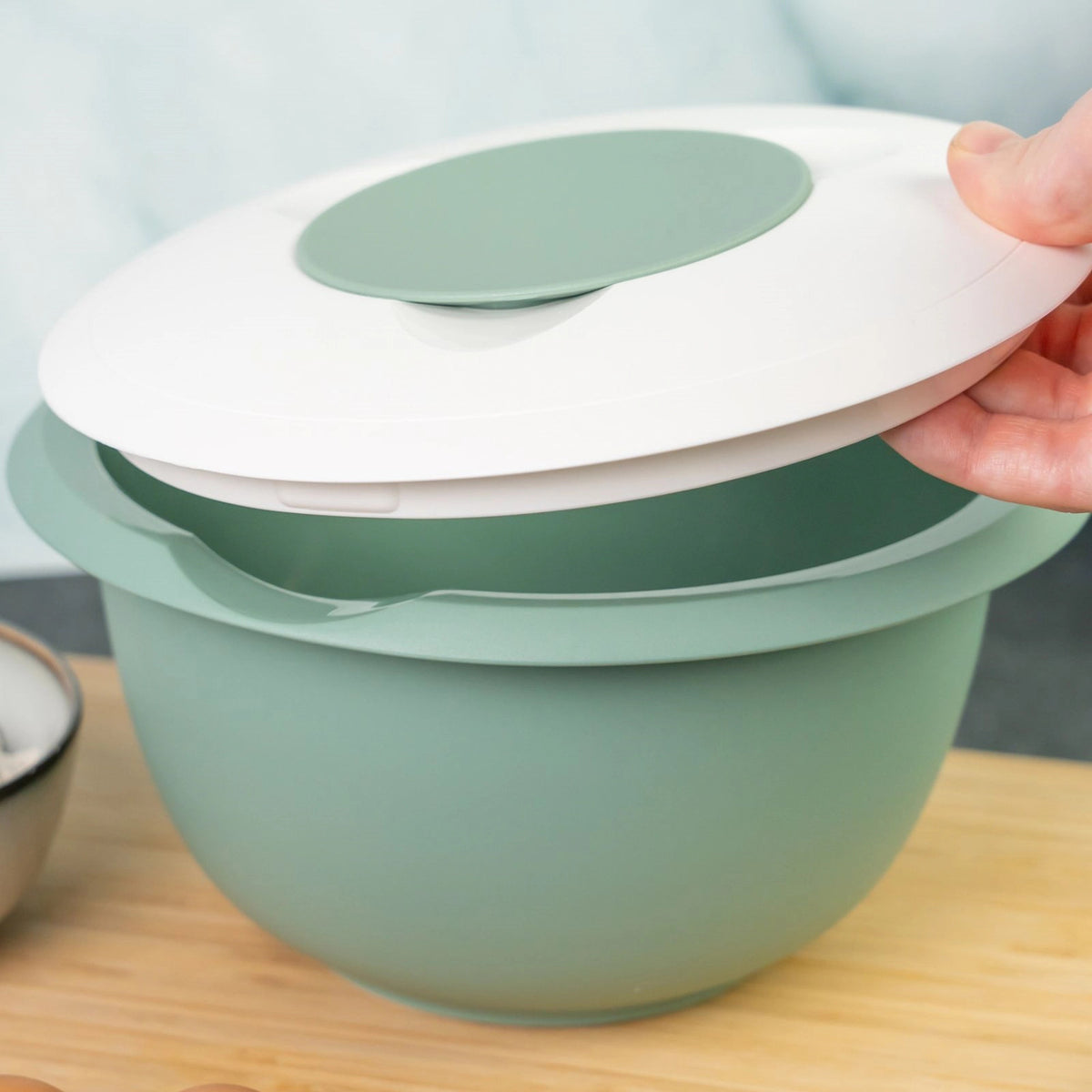 Rührschüssel mit Spritzschutz 2.5l mint in Grün präsentiert im Onlineshop von KAQTU Design AG. Backutensilien ist von Westmark