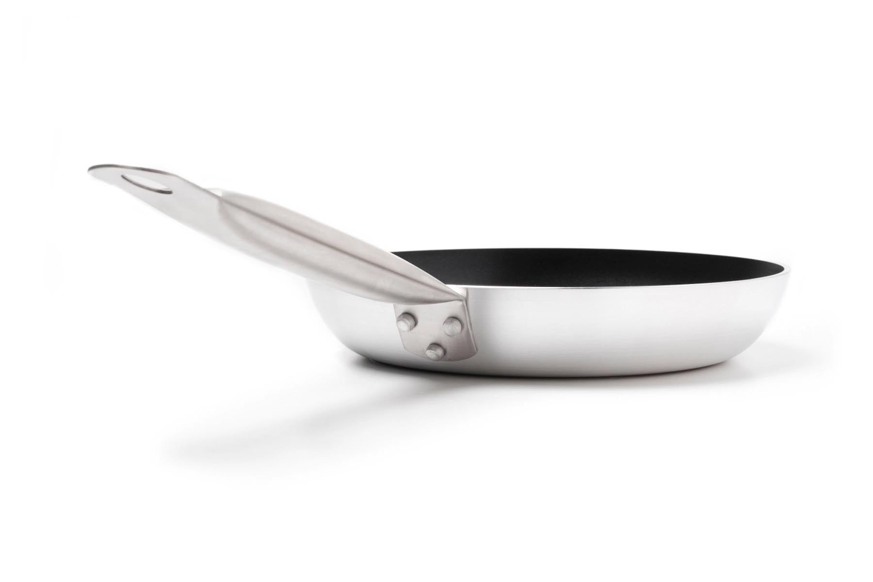 Schwarze Teide Bratpfanne von Comas, 20 cm Durchmesser, ideal für Induktionsherde, perfekt zum Braten und Kochen.