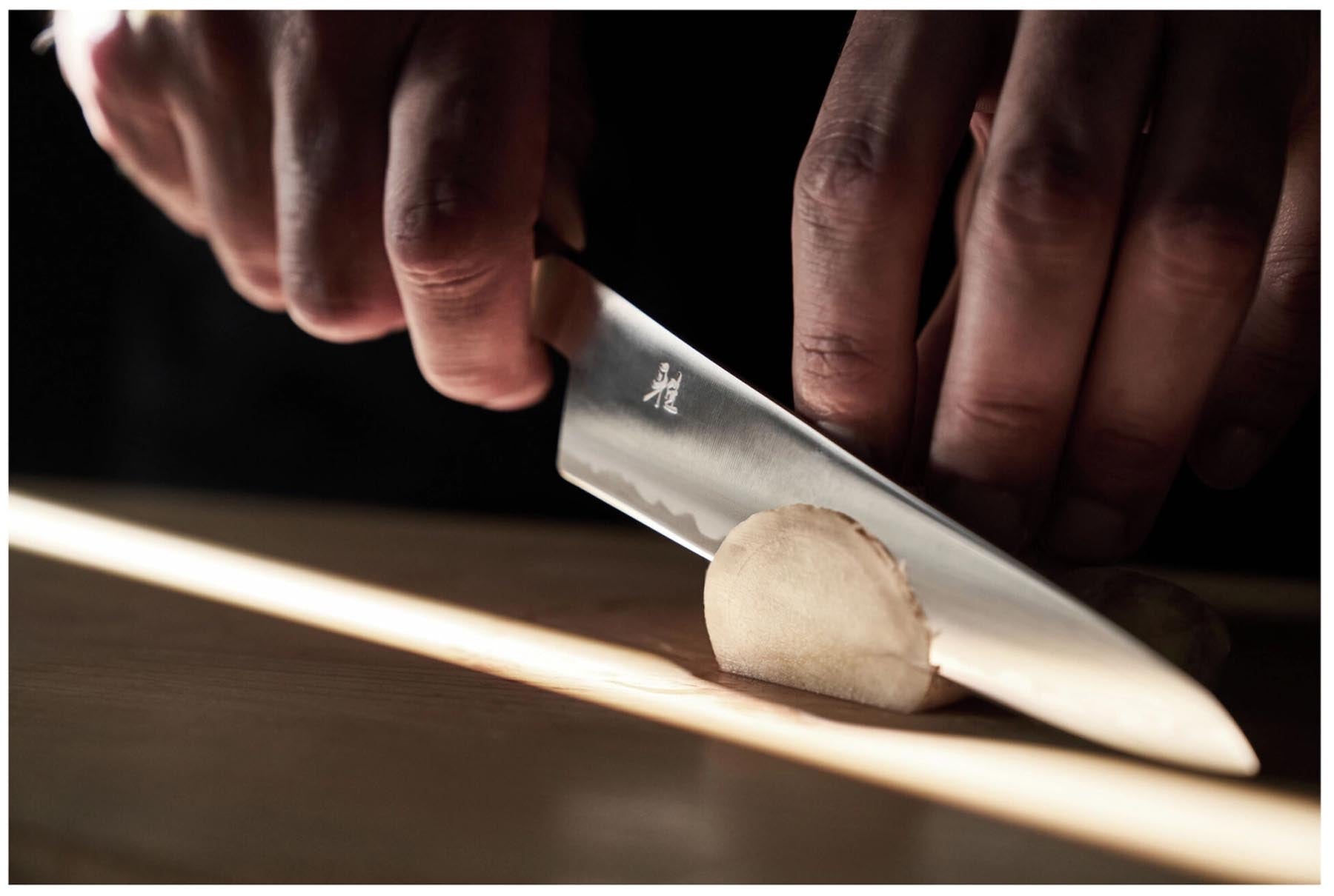 Elegantes Koya 4000 FC V2 Gyutoh Küchenmesser mit 20 cm Klinge, ideal für präzise und mühelose Schneidetechniken in der modernen Küche.