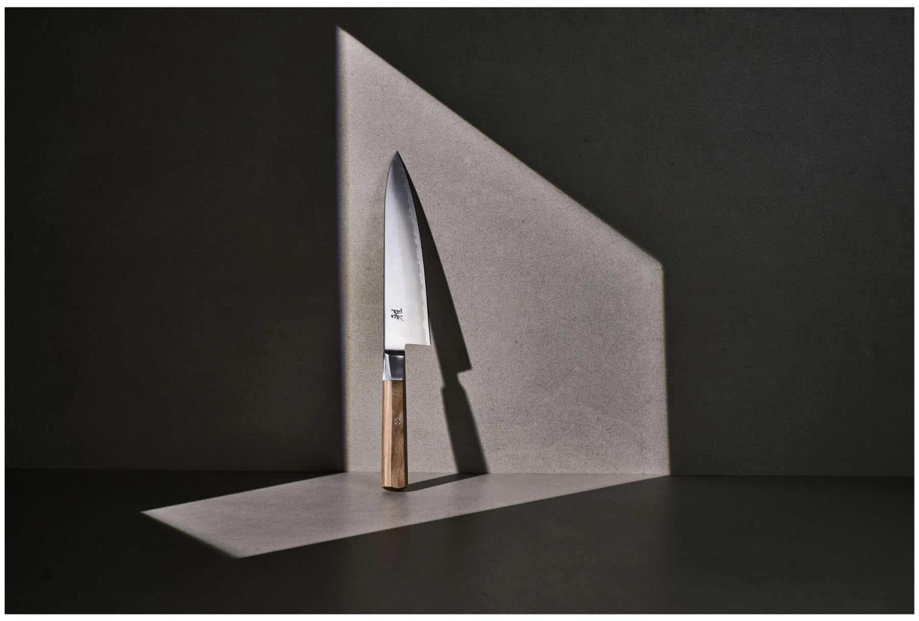 Hochwertiges Koya 4000 FC V2 Gyutoh Küchenmesser mit 20 cm Klinge, perfekt für feine Schnitte und vielseitige Anwendungen in der Küche.