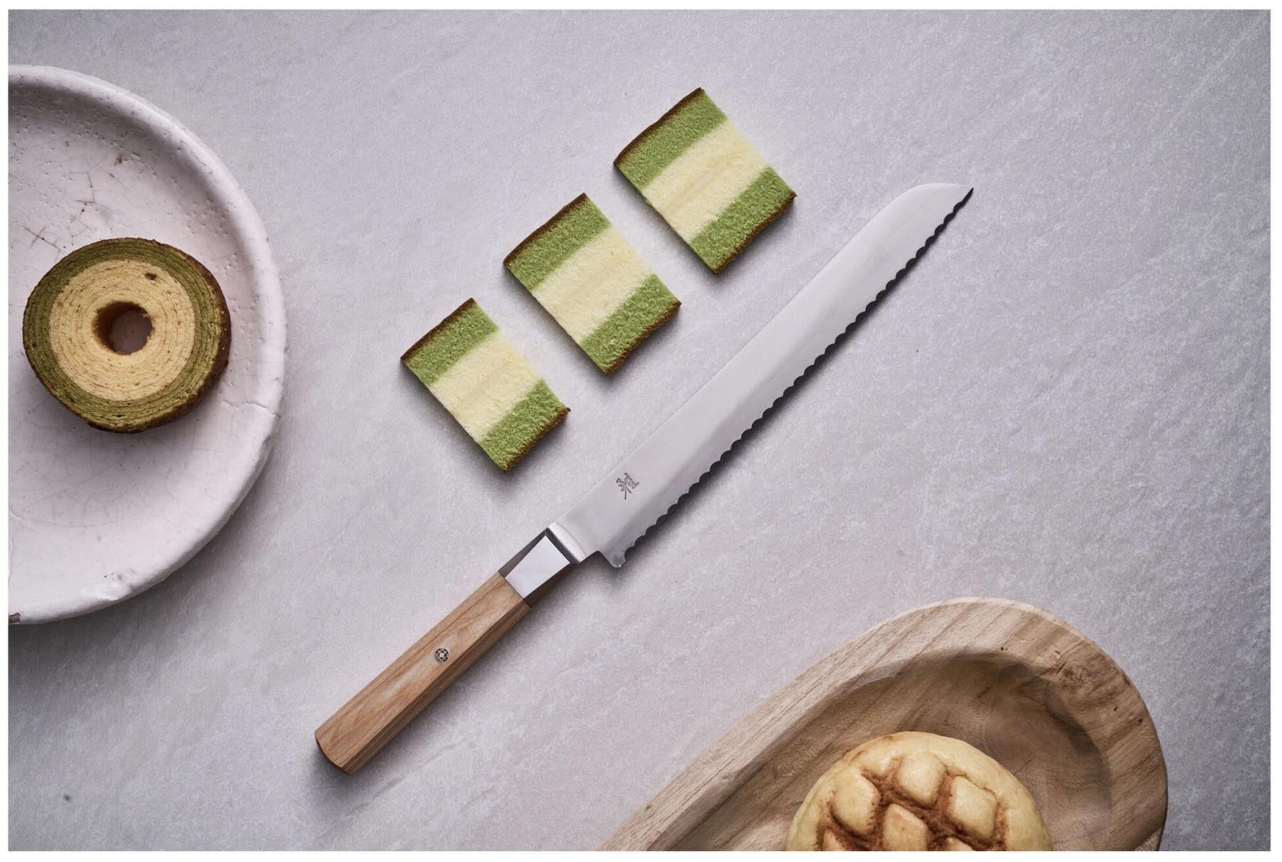 Elegantes Koya 4000 FC V2 Brotmesser mit 23 cm Klinge, ideal für präzises Schneiden von Brot, präsentiert in stilvollem Design.