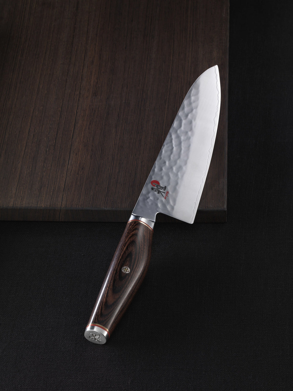 6000 MCT Santoku 14cm in Braun präsentiert im Onlineshop von KAQTU Design AG. Damastmesser ist von Miyabi