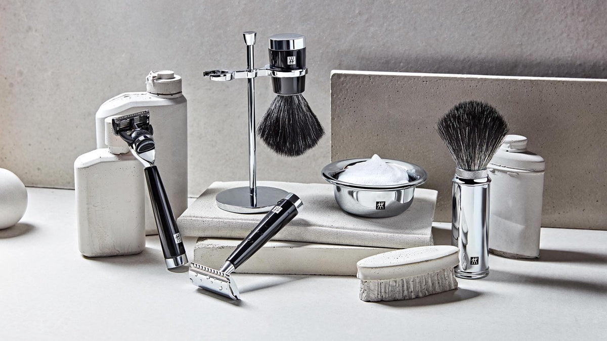 Classic Rasier Set mit Rasierer in Schwarz präsentiert im Onlineshop von KAQTU Design AG. Körperpflege ist von Zwilling Beauty