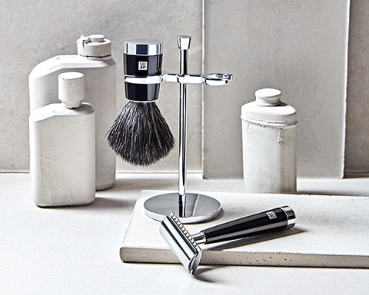 Classic Rasier Set mit Rasierhobel in Schwarz präsentiert im Onlineshop von KAQTU Design AG. Körperpflege ist von Zwilling Beauty