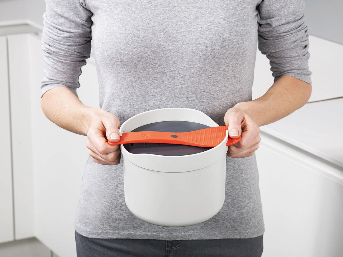 M-Cuisine Reiskocher H22cm D14cm grau orange in Mehrfarbig präsentiert im Onlineshop von KAQTU Design AG. Küchenhelfer ist von Joseph Joseph