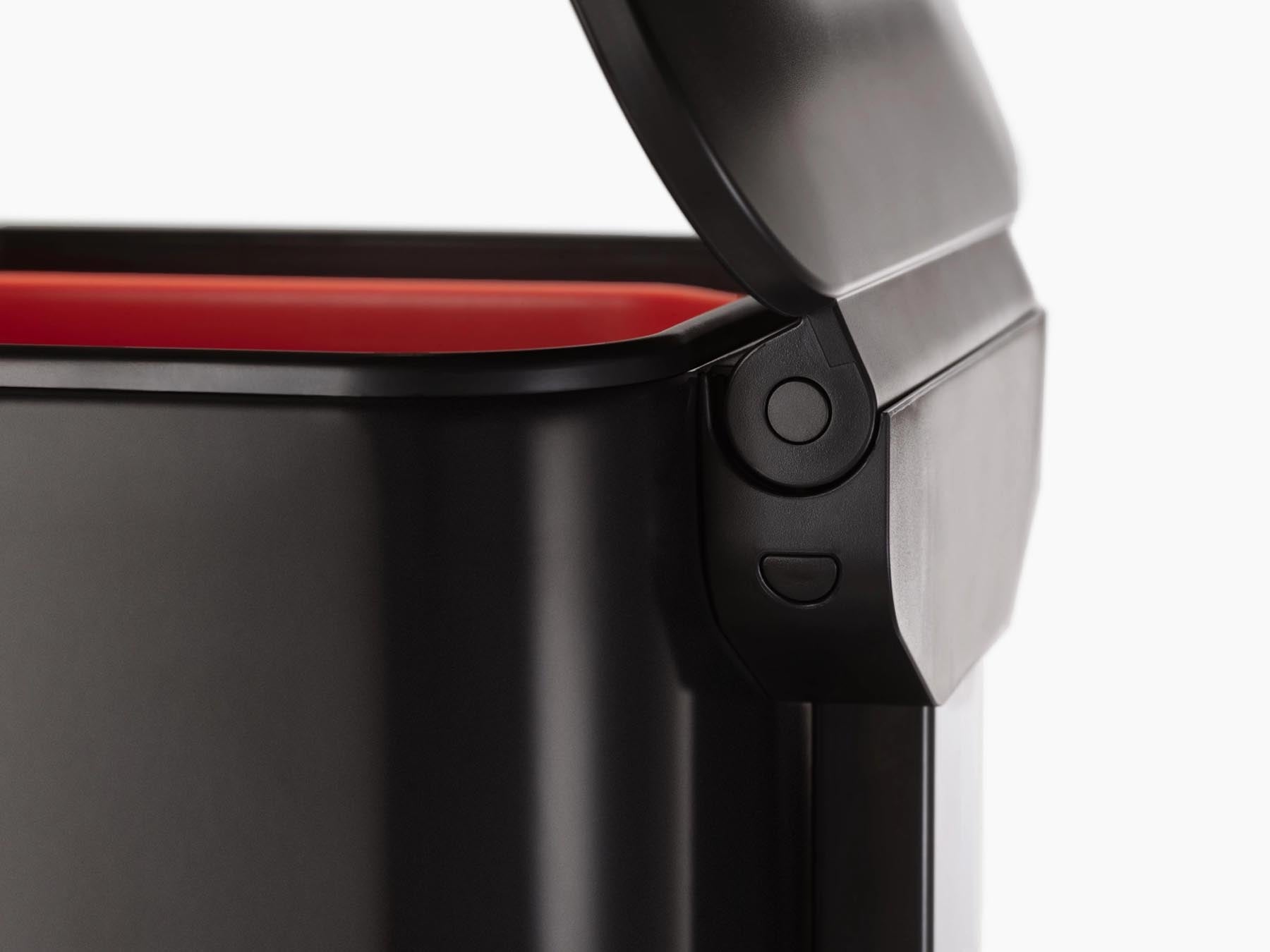 Stylischer Joseph Joseph Totem Max 60L Mülleimer in Carbon Black, perfekt für zeitgemäße Innenräume und durchdachte Mülltrennung.