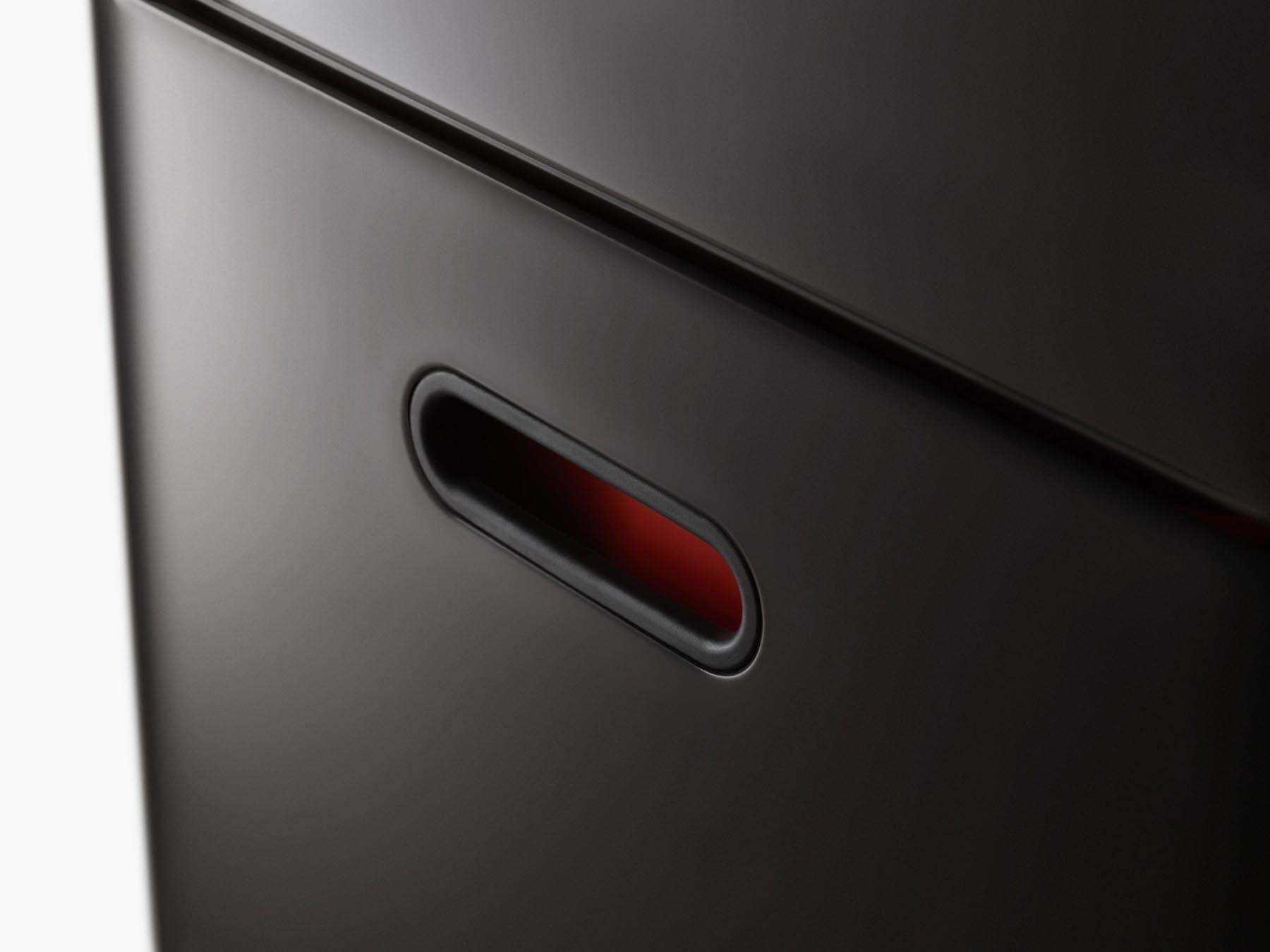 Eleganter Joseph Joseph Totem Max 60L Abfalleimer in Carbon Black, ideal für modernes Wohnen und effiziente Abfallorganisation.