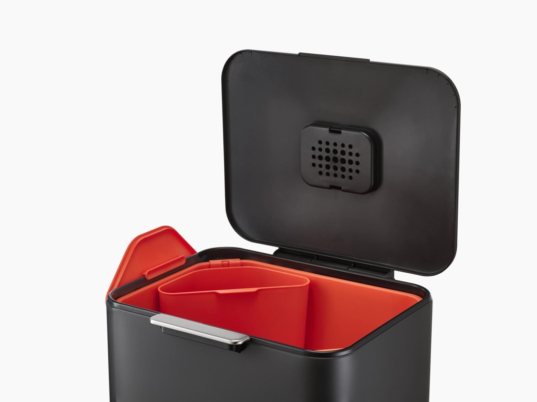 Eleganter Joseph Joseph Totem Max 60L Abfalleimer in Carbon Black, ideal für modernes Wohnen und effiziente Mülltrennung.
