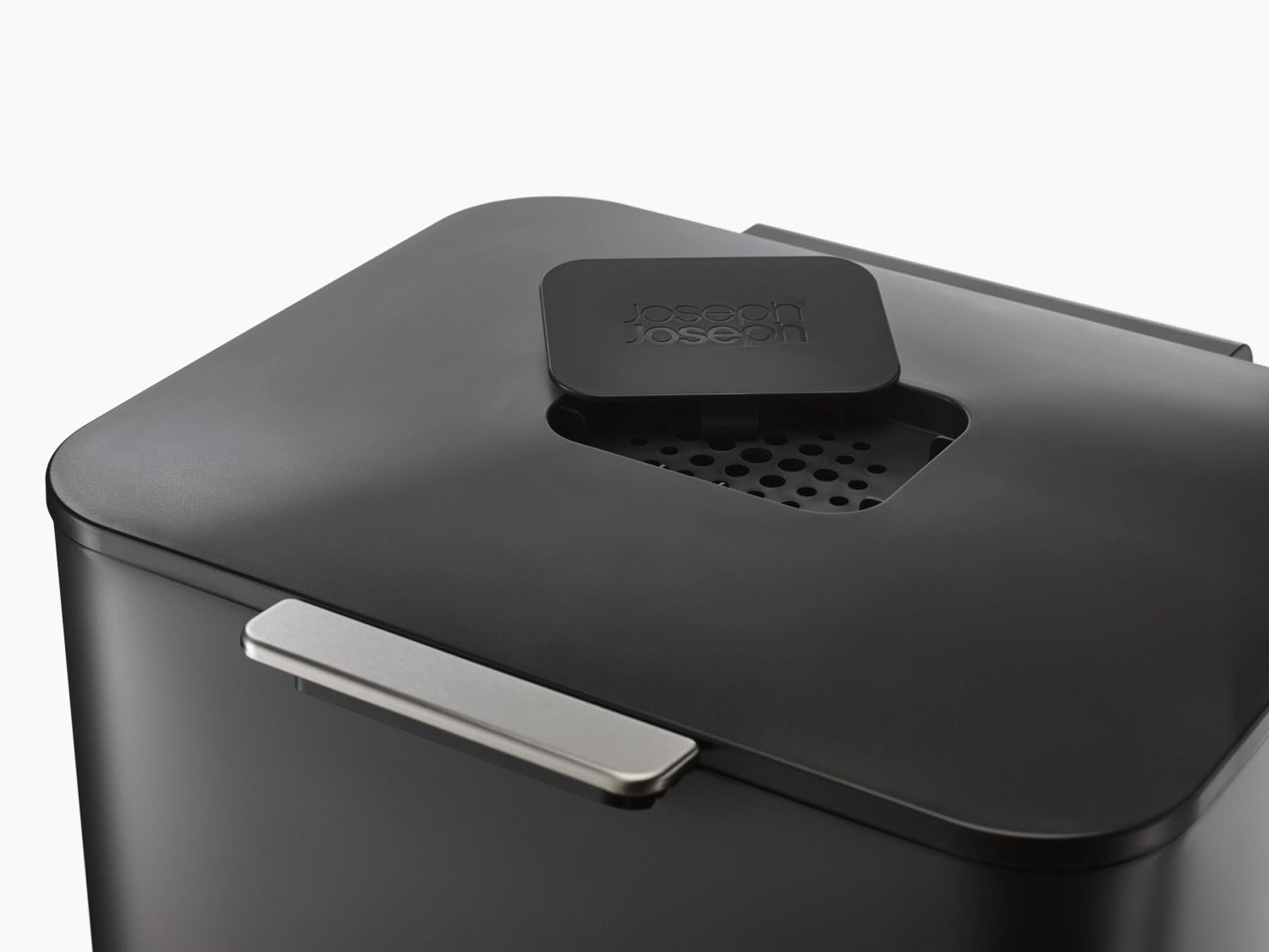 Stylischer Joseph Joseph Totem Max 60L Mülleimer in Carbon Black, perfekt für zeitgemäße Wohnräume und umweltbewusste Abfallorganisation.