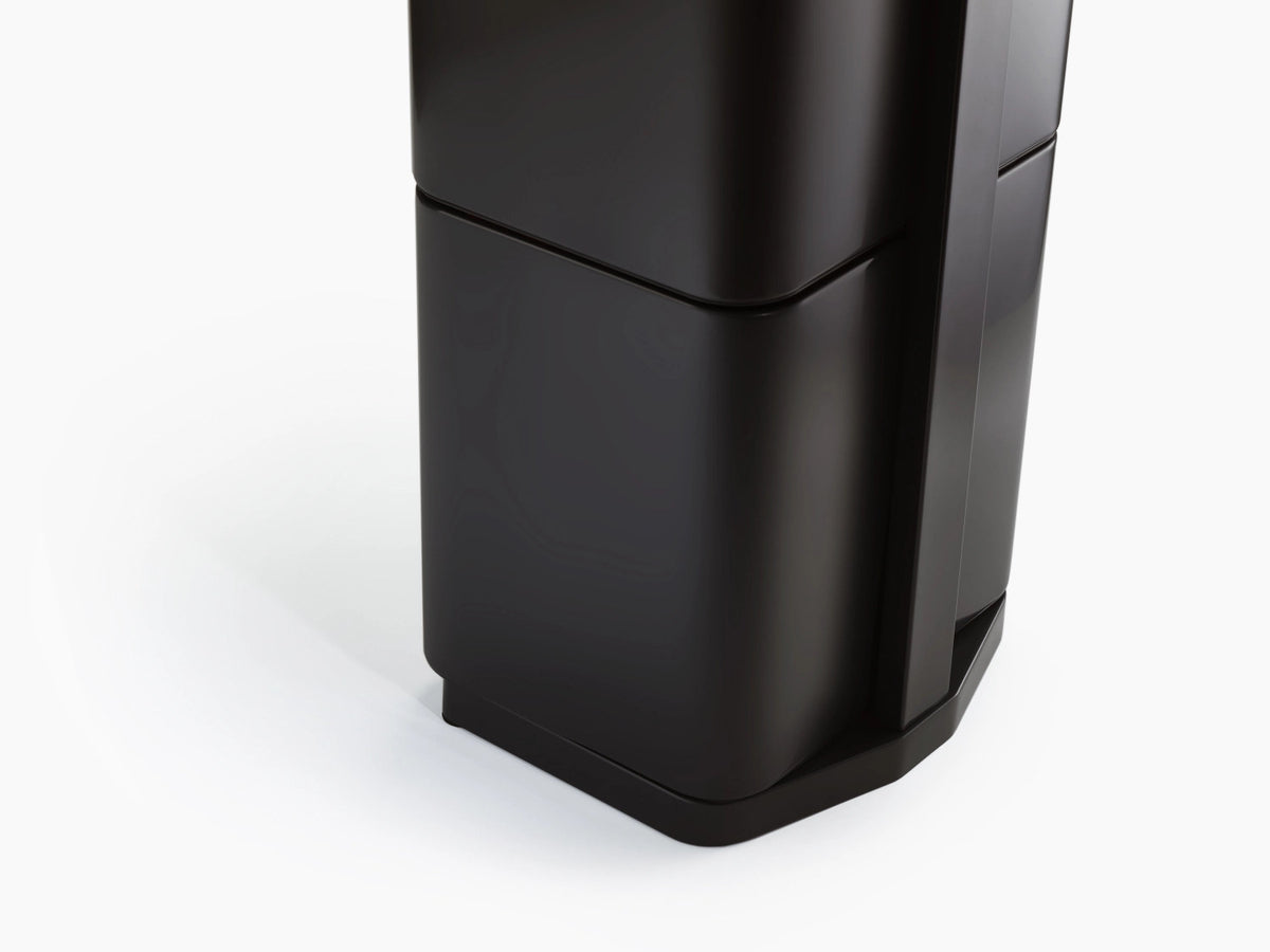 Totem Max 60L, carbon black in Schwarz präsentiert im Onlineshop von KAQTU Design AG. Abfalleimer ist von Joseph Joseph