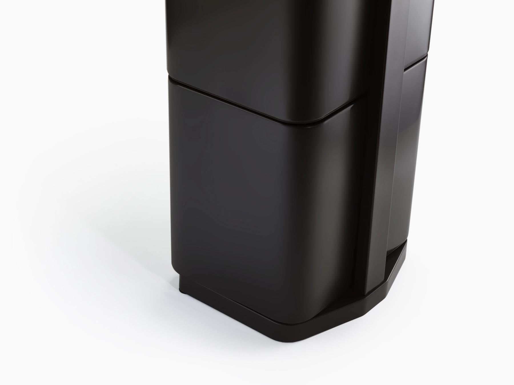 Stylischer Joseph Joseph Totem Max 60L Mülleimer in Carbon Black, perfekt für zeitgemäße Wohnräume und umweltbewusste Abfallorganisation.