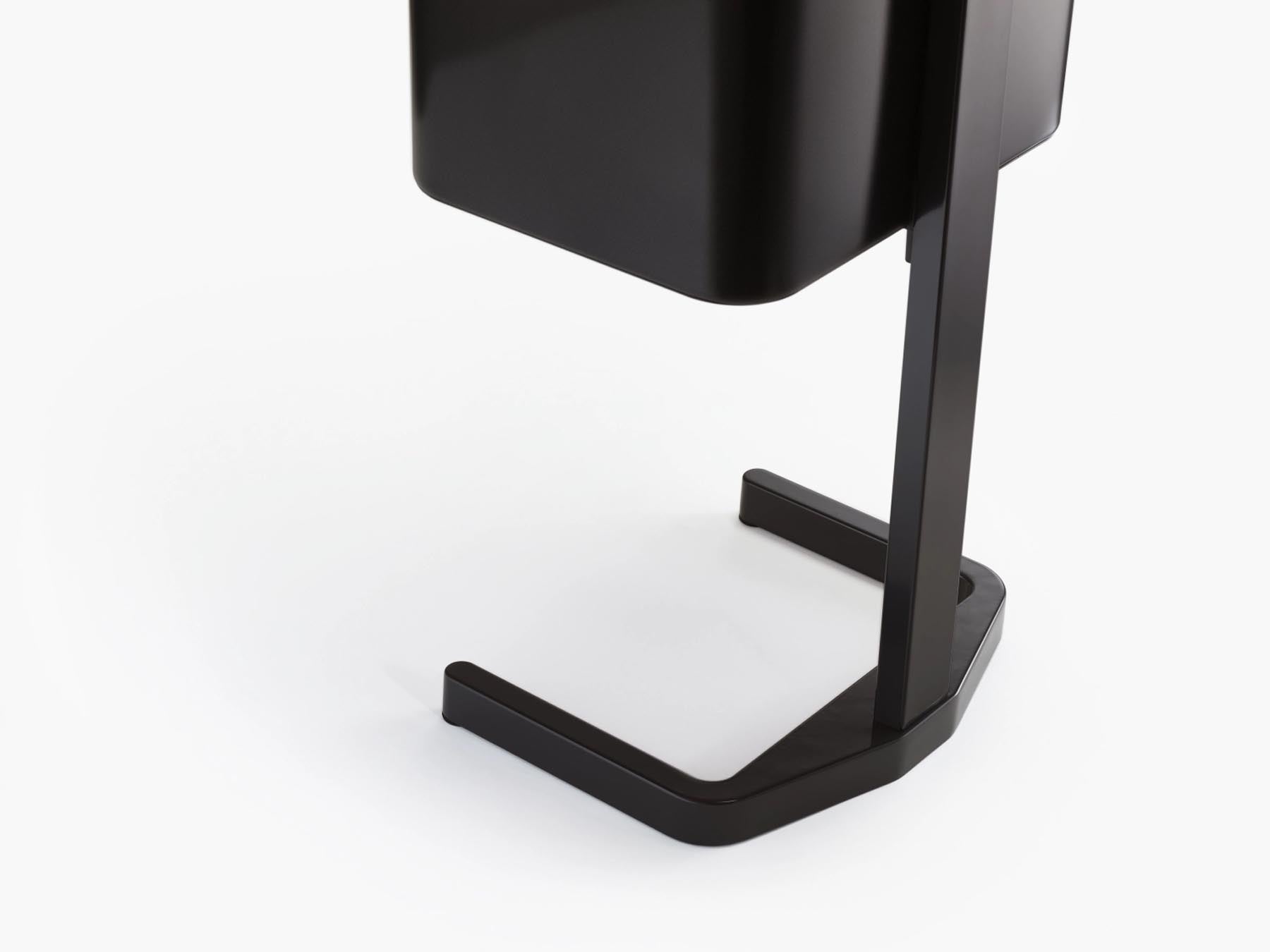 Eleganter Joseph Joseph Totem Max 60L Abfalleimer in Carbon Black, ideal für modernes Wohnen und effiziente Mülltrennung.