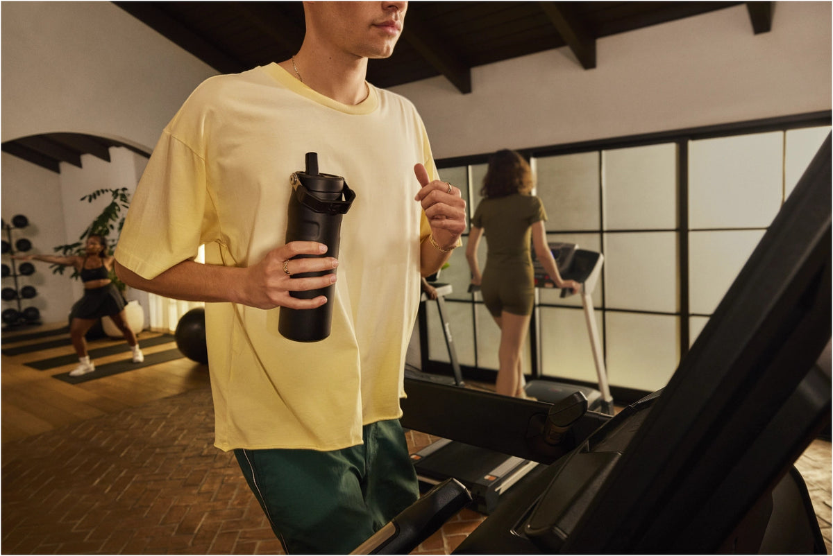 Vitalize Shaker 0.6l black 2.0 in Schwarz präsentiert im Onlineshop von KAQTU Design AG. Trinkflaschen ist von Stanley