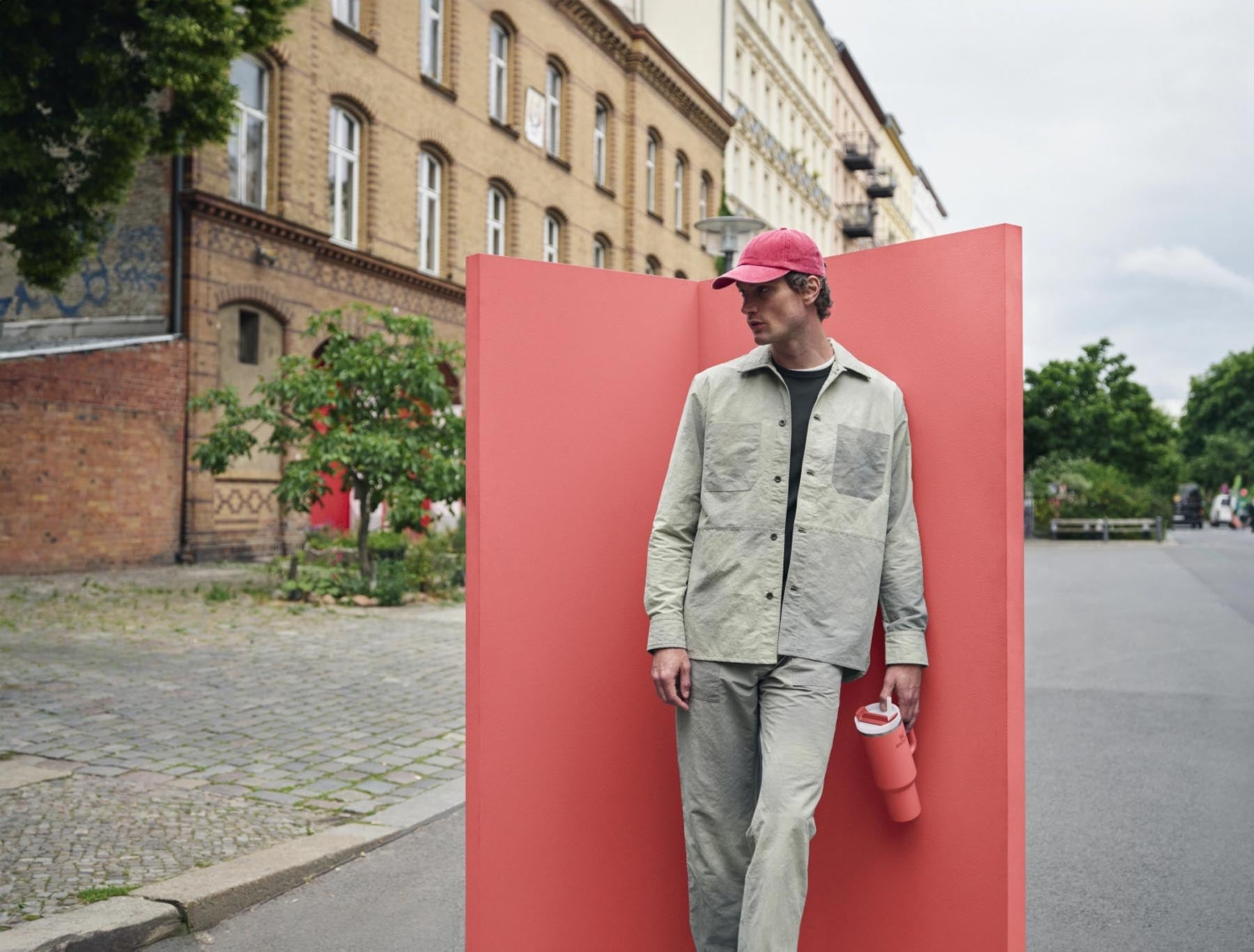 Stylische Thermosflasche Quencher FlowState in Hot Coral, ideal für unterwegs, von Stanley – perfekt für kalte und heiße Getränke.