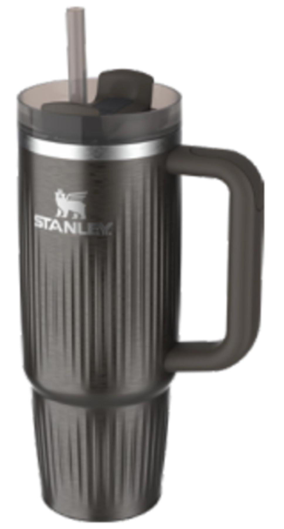Quencher Fluted 0.89l gunmetal shine in Schwarz präsentiert im Onlineshop von KAQTU Design AG. Aufbewahrungsbehälter ist von Stanley