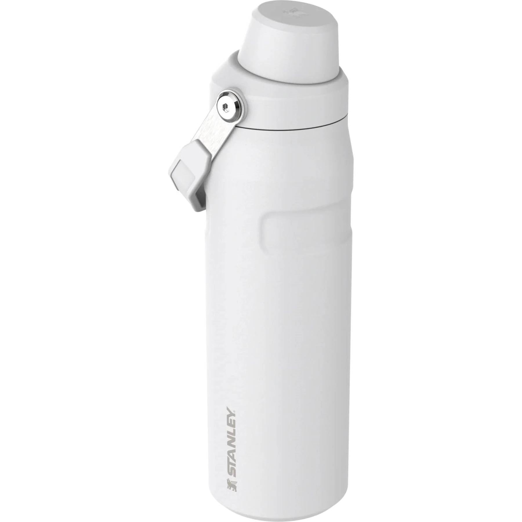 Stylische Stanley Thermosflasche IceFlow Fast Flow 0.7l in frostigem Weiß, ideal für kalte Getränke und unterwegs.