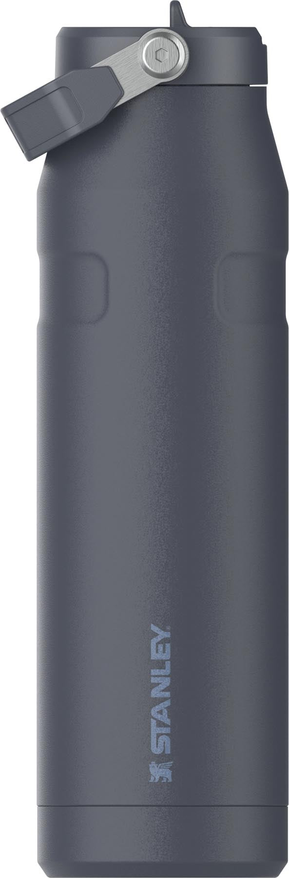 IceFlow Flip Straw Flasche 1.06l twilight in Blau präsentiert im Onlineshop von KAQTU Design AG. Aufbewahrungsbehälter ist von Stanley