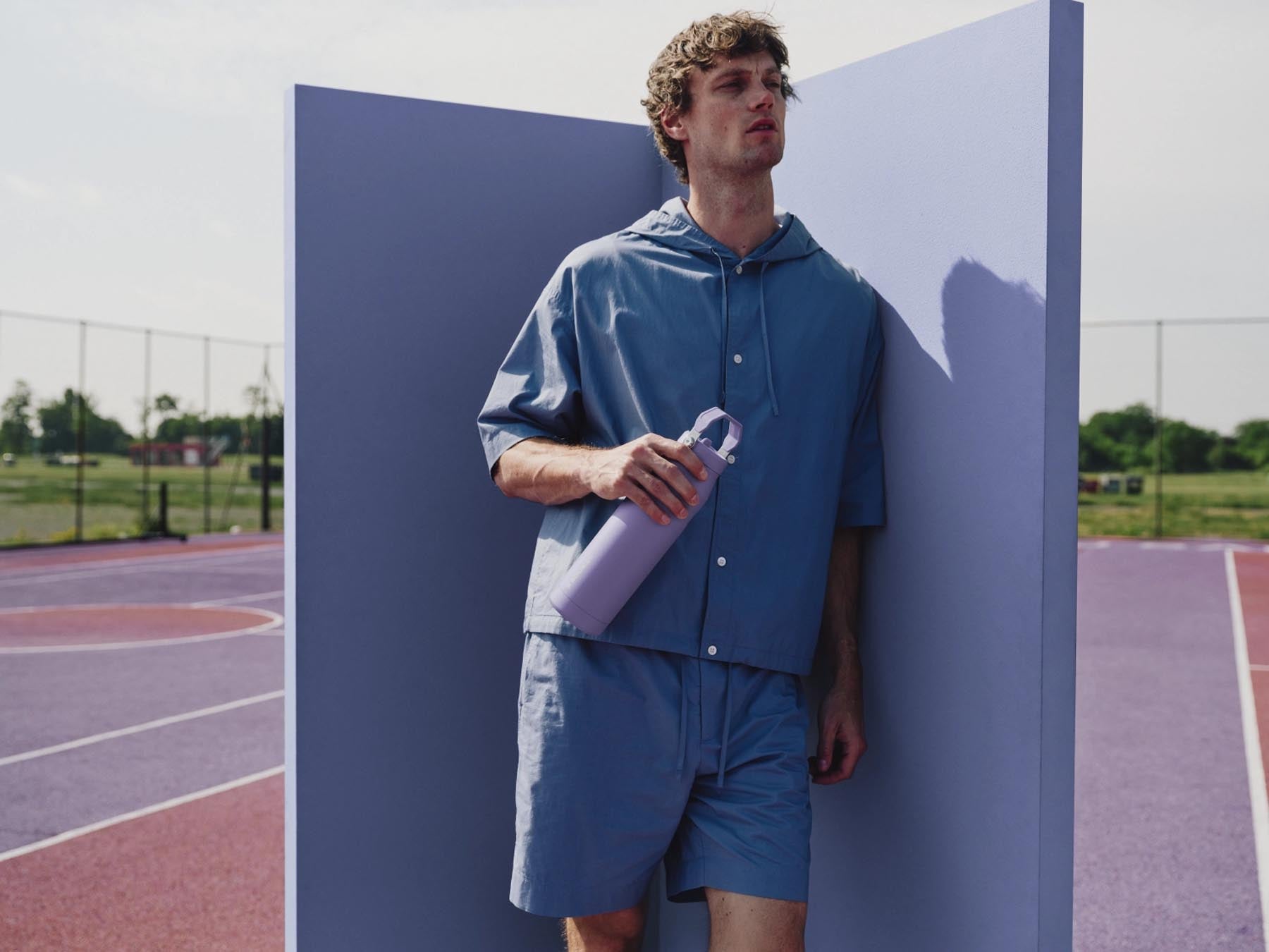 Elegante Stanley IceFlow Flip Straw Flasche in Hydrangea-Violett, ideal für erfrischende Getränke unterwegs und beim Sport.