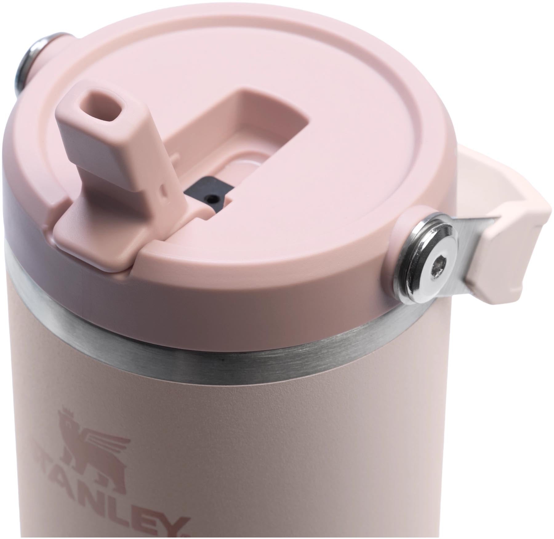 Eleganter Stanley IceFlow Flip Straw Becher in sanftem Rose Quartz, perfekt für erfrischende Getränke, mit 0.89l Volumen und innovativem Flip-Deckel.