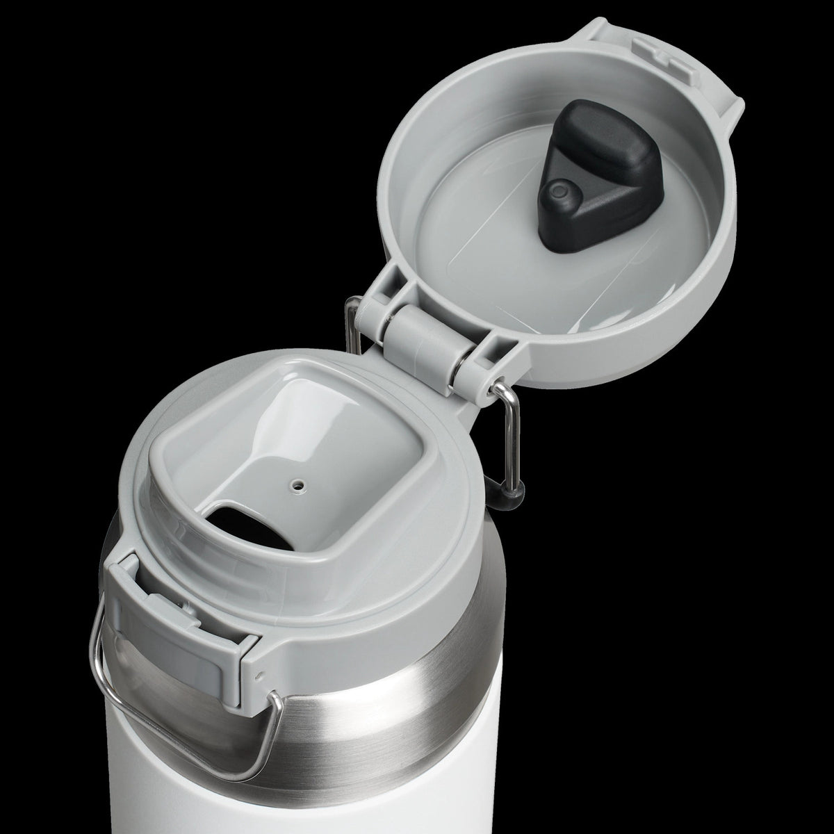 Quick-Flip Wasserflasche 1.06l frost in Weiss präsentiert im Onlineshop von KAQTU Design AG. Thermosflasche ist von Stanley