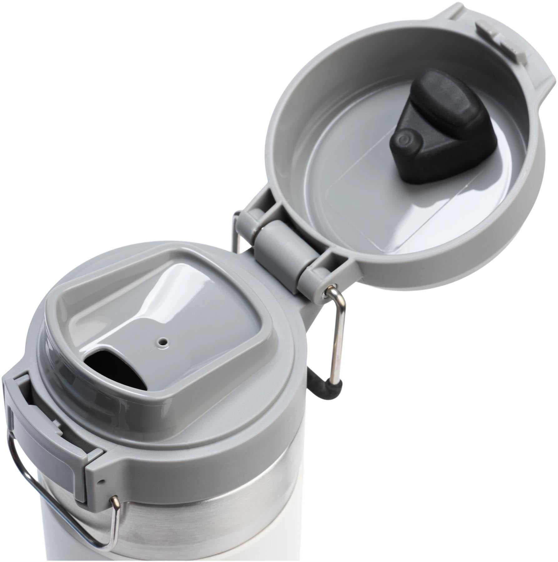 Stylische Quick-Flip Wasserflasche von Stanley in frostigem Weiß, ideal für unterwegs und perfekt für kalte Getränke.